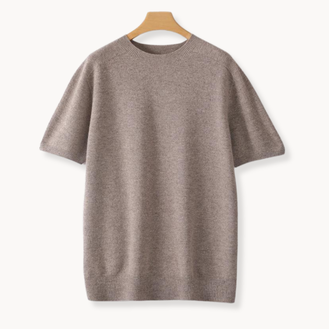 Närbild på tyget av en luktfri herr t-shirt; högkvalitativt, snabbtorkande material för aktiv användning.