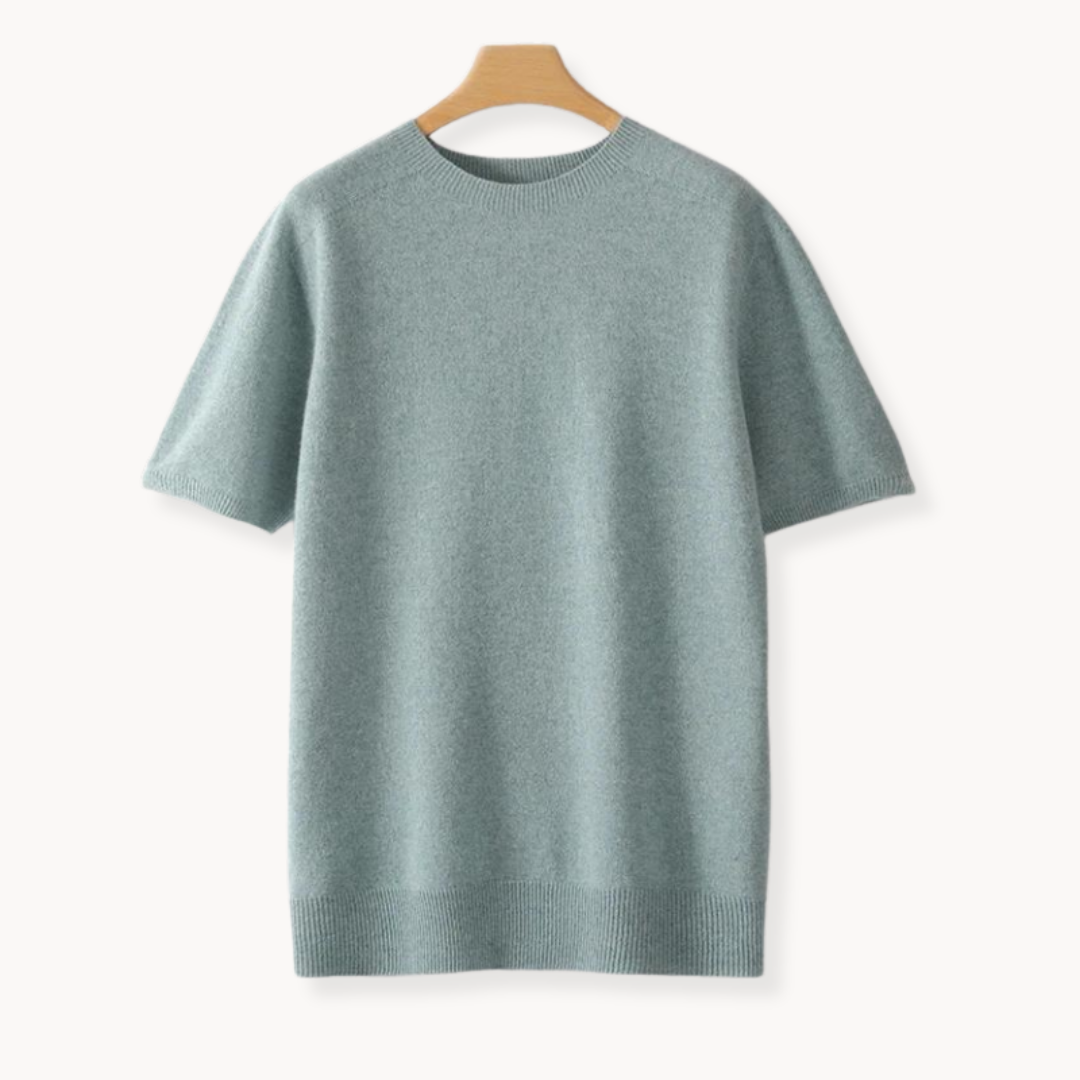 Herr t-shirt med minimalistisk design, visad från sidan, betonar den avslappnade men stilrena passformen.