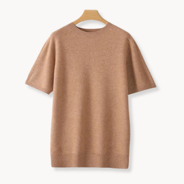 En snyggt vikt minimalistisk herr t-shirt, redo att användas. Idealisk för bekväm, stilren vardag.