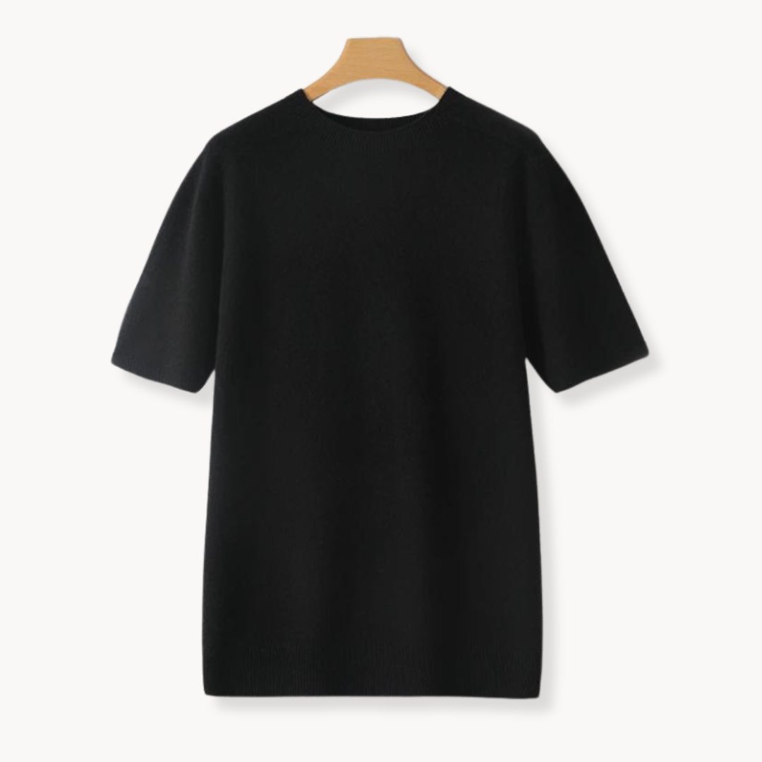 Detaljbild av halsringningen på en stilren herr t-shirt, framhäver den rena, bekväma designen.