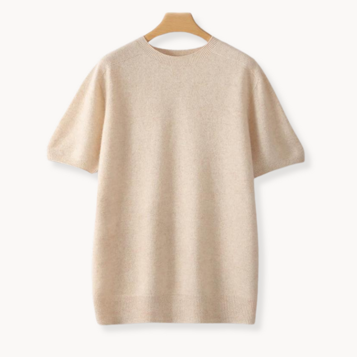Man sitter i en minimalistisk herr t-shirt, visar dess komfort och stilrenhet för avkoppling och vardag.