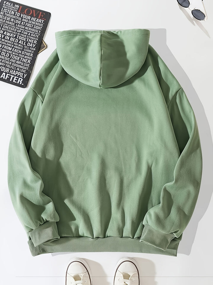 Man bär en stilren, minimalistisk herrhoodie med huva. Lös passform, bekväm för vardagsbruk. Sportig look.