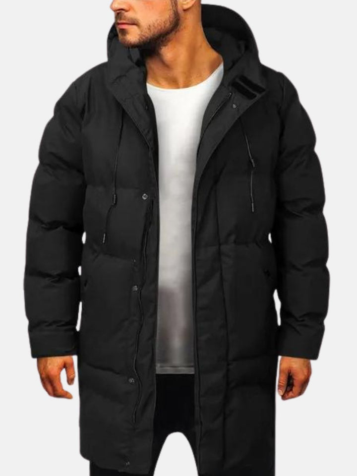 Närbild av minimalistisk herrparka i syntet, visar isolering och kvalitet. Varm fritidsjacka för vinterdagar.