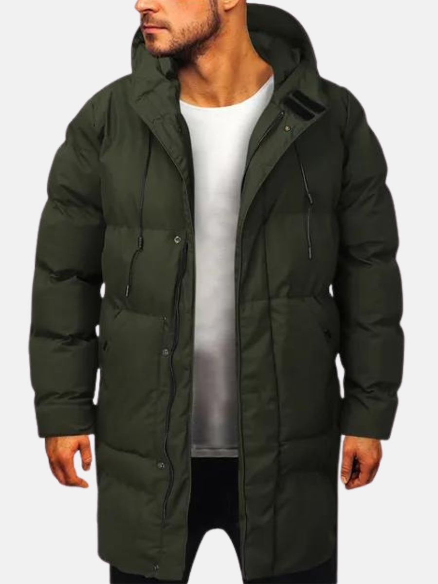 Man bär stilren, minimalistisk herrparka, varm och isolerad vinterjacka för kallt väder. Perfekt fritidsjacka.
