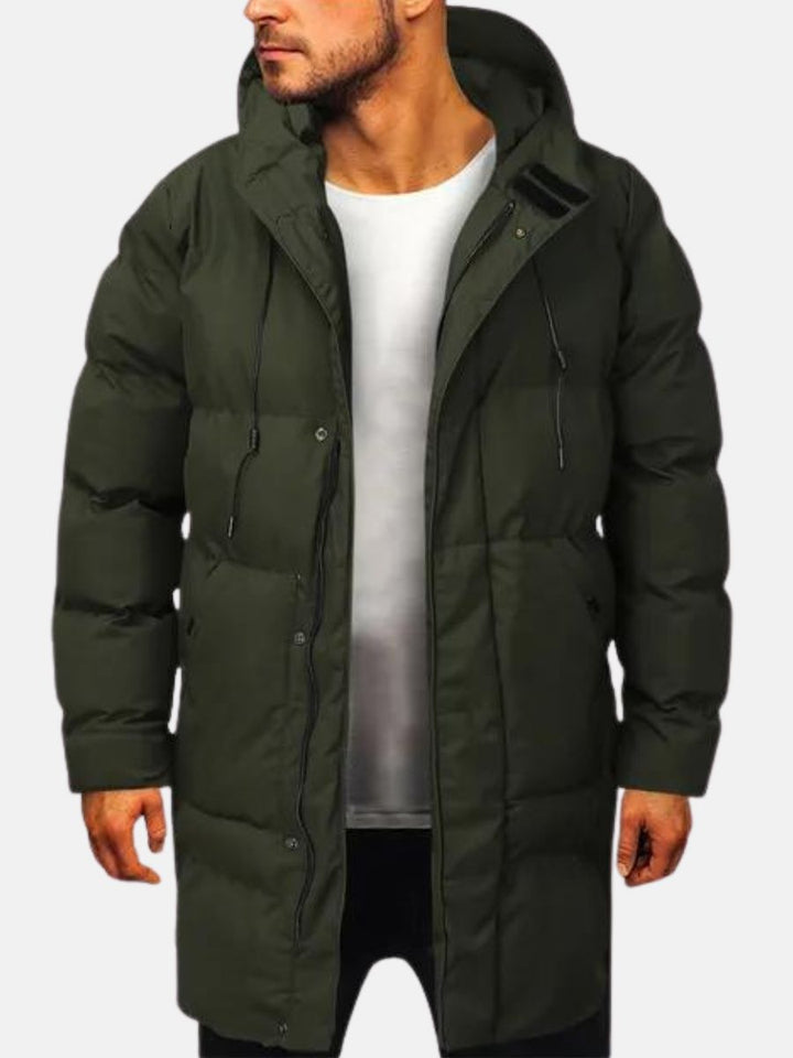 Man bär stilren, minimalistisk herrparka, varm och isolerad vinterjacka för kallt väder. Perfekt fritidsjacka.