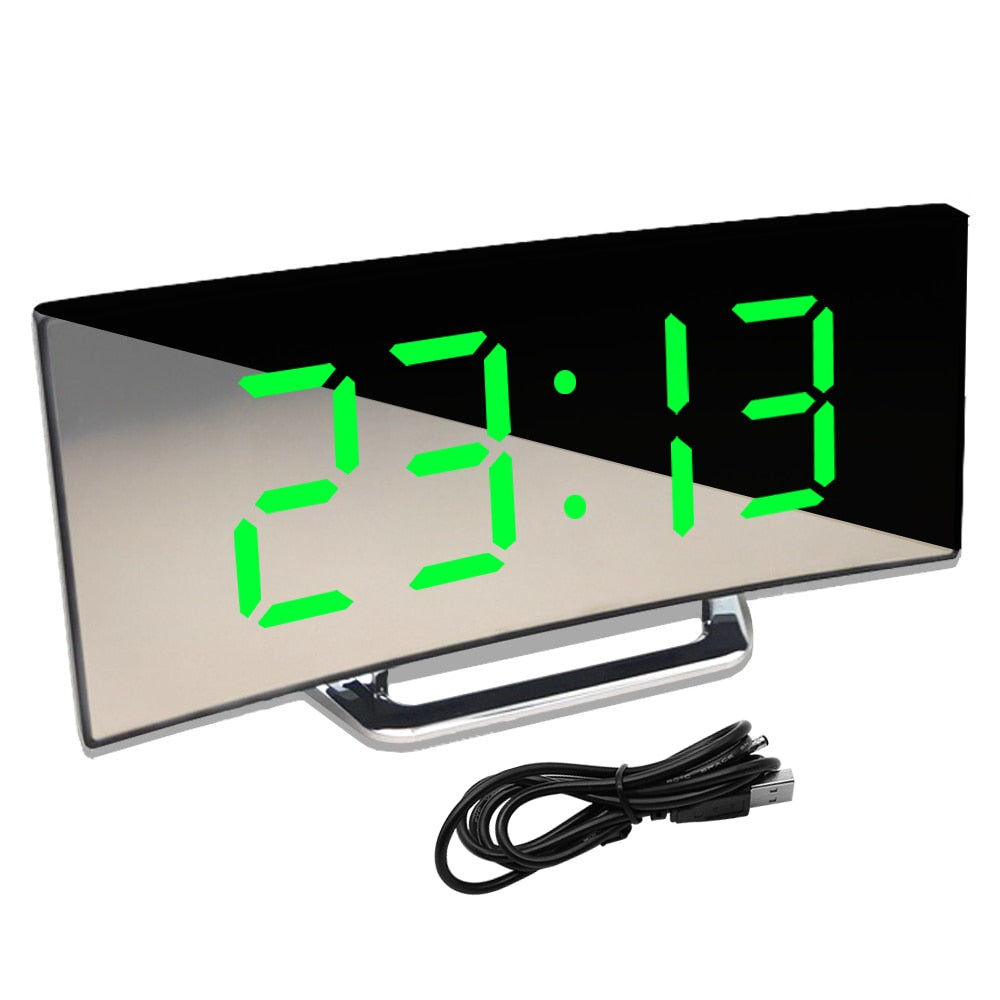Minimalistisk LED-väckarklocka i svart med vit digital display och termometerfunktion på nattduksbord.