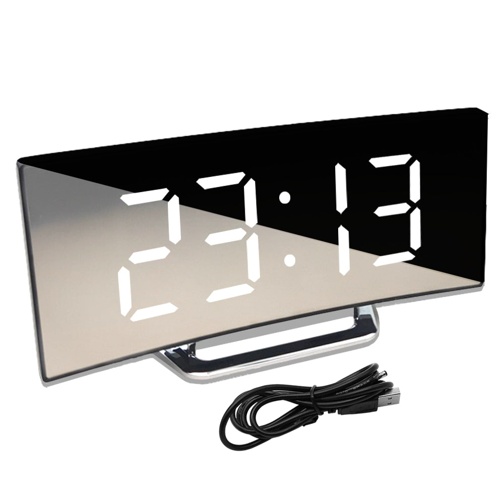 Hemelektronik: LED-klocka med stor sifferdisplay och termometer, lättläst även på avstånd i sovrum.