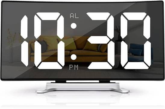 Elegant LED-väckarklocka med termometerfunktion, smal profil, passande för modern sovrumsinredning.