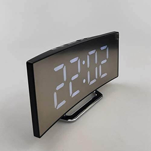 Digital LED-klocka i träfinish med stor tidsvisning och liten temperaturindikator, stilren design.
