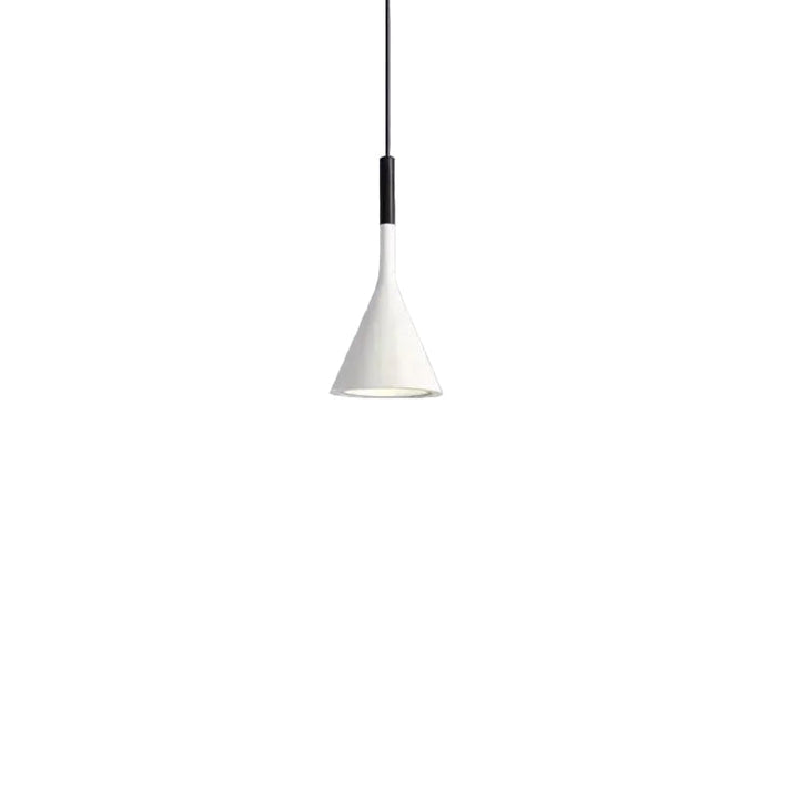 Minimalistisk taklampa med modern design och justerbar sladd. Stilren belysning för hemmet.