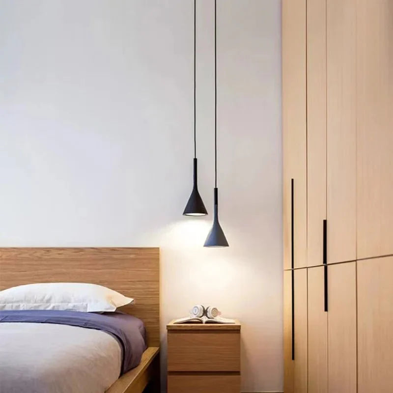Stilren taklampa i minimalistisk design. Justerbar och modern belysning för all heminredning.