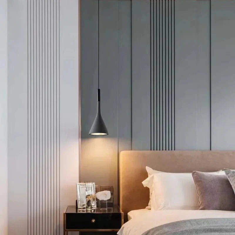 Vy över modern taklampa med justerbar sladd. Elegant designlampa som ger minimalistisk hembelysning.