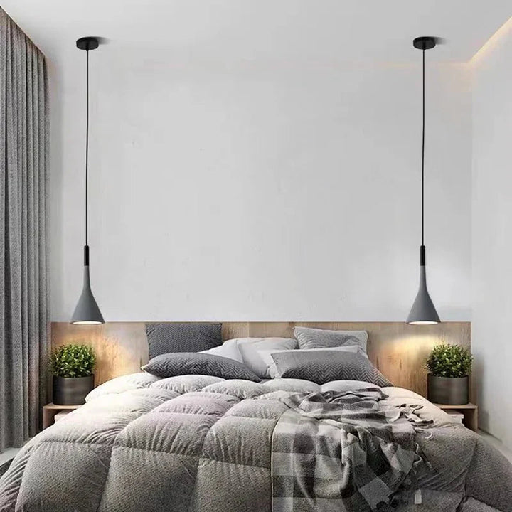 Minimalistisk taklampa som sprider mjukt ljus. Justerbar modern belysning för stämningsfull inredning.