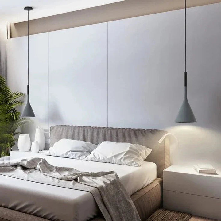 Mångsidig designlampa, en modern taklampa med justerbar sladd för smart hembelysning.
