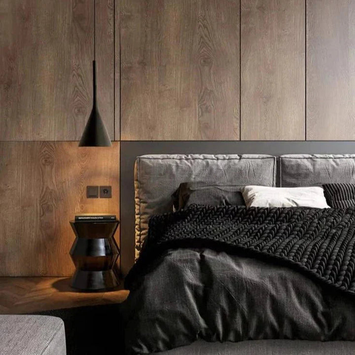 Enkel men elegant taklampa med justerbar sladd. Modern belysning, minimalistisk design för hemmet.