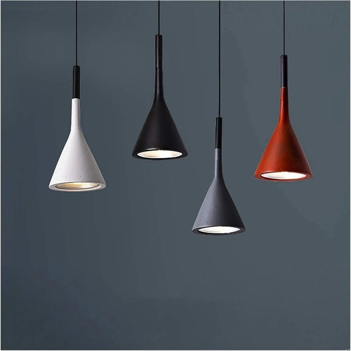 Trendig minimalistisk taklampa med justerbar sladd. Modern designlampa för effektiv och stilren belysning.