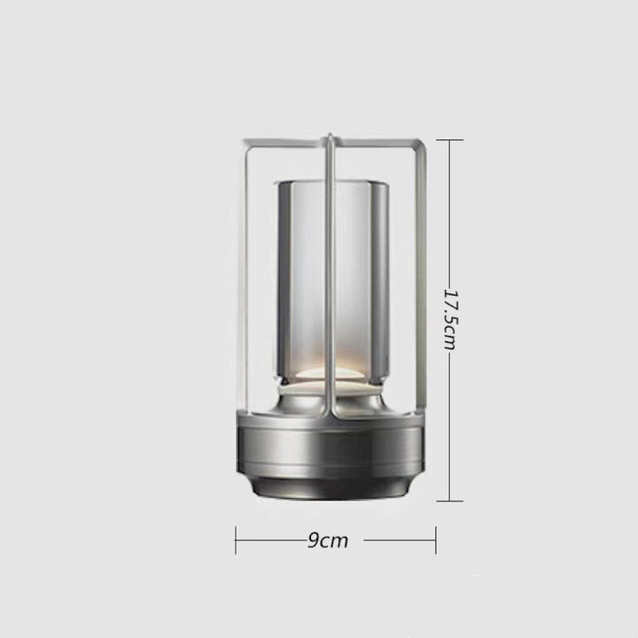 Vit bakgrundsbild av en minimalistisk, portabel och dimbar LED-bordslampa i metall.