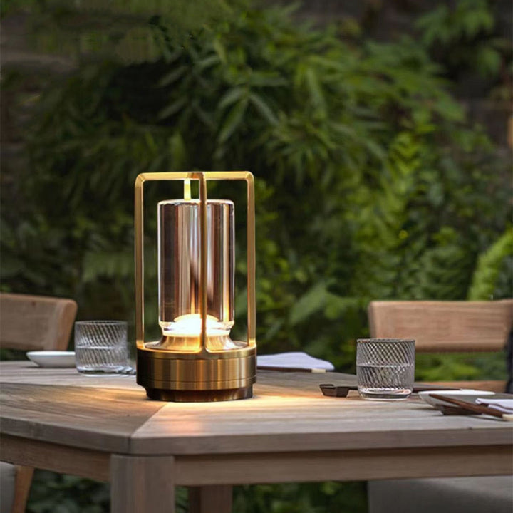 Närbild av en portabel LED-bordslampa med slät metallfinish, perfekt för skrivbordet.