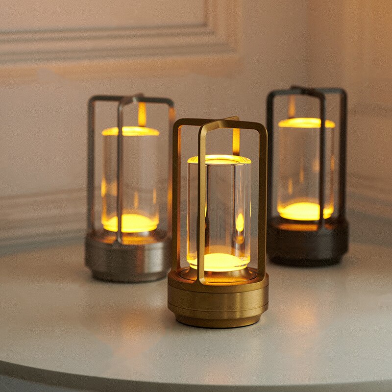 Elegant dimbar LED-bordslampa, uppladdningsbar och med inbyggd touchkontroll.