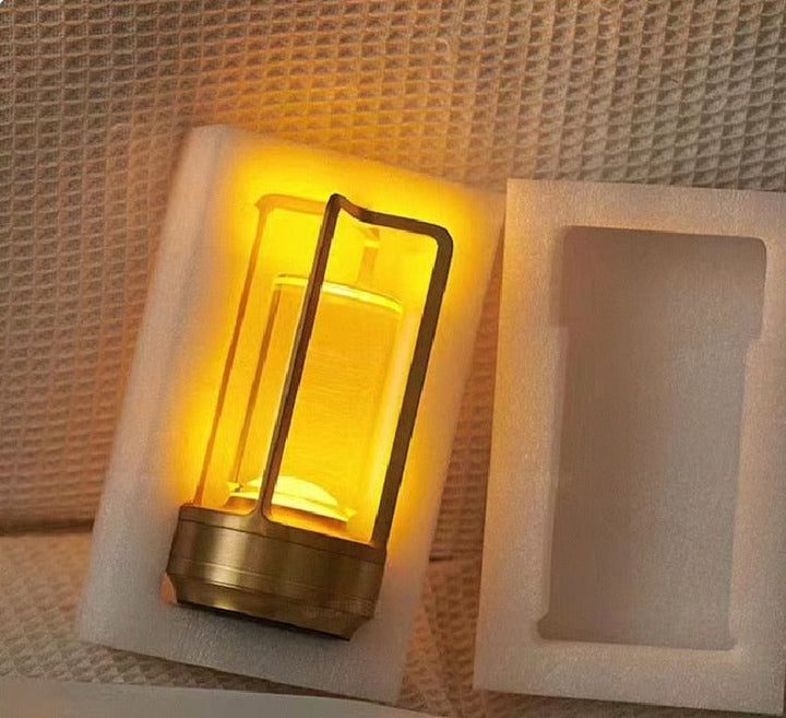 Minimalistisk bordslampa med varmt dimbart LED-ljus, uppladdningsbar för flexibel användning.