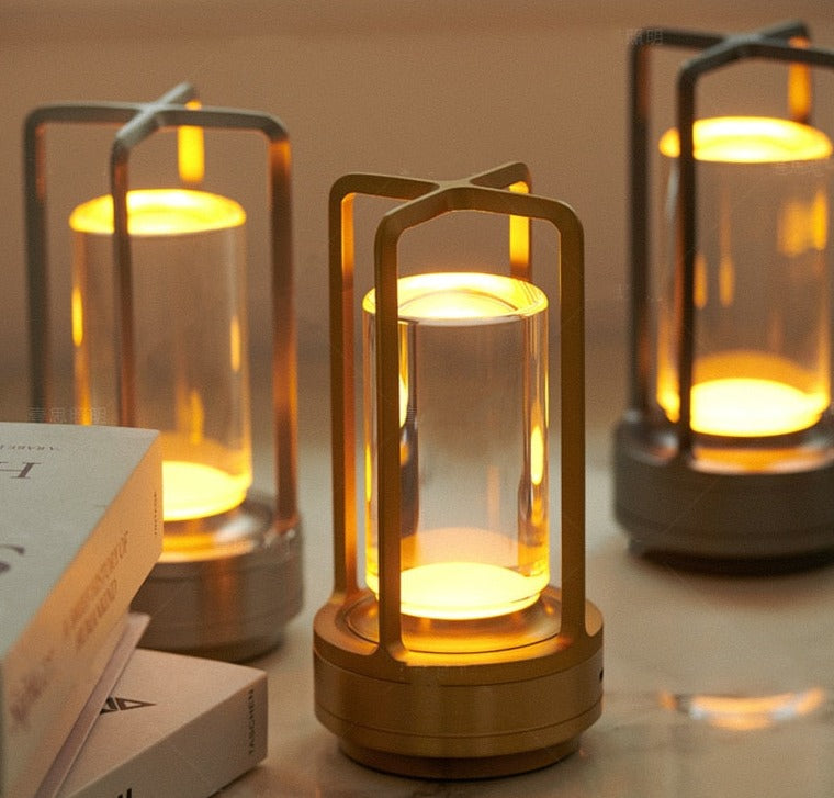 Produktvisning av en portabel, uppladdningsbar och dimbar bordslampa i modern design.