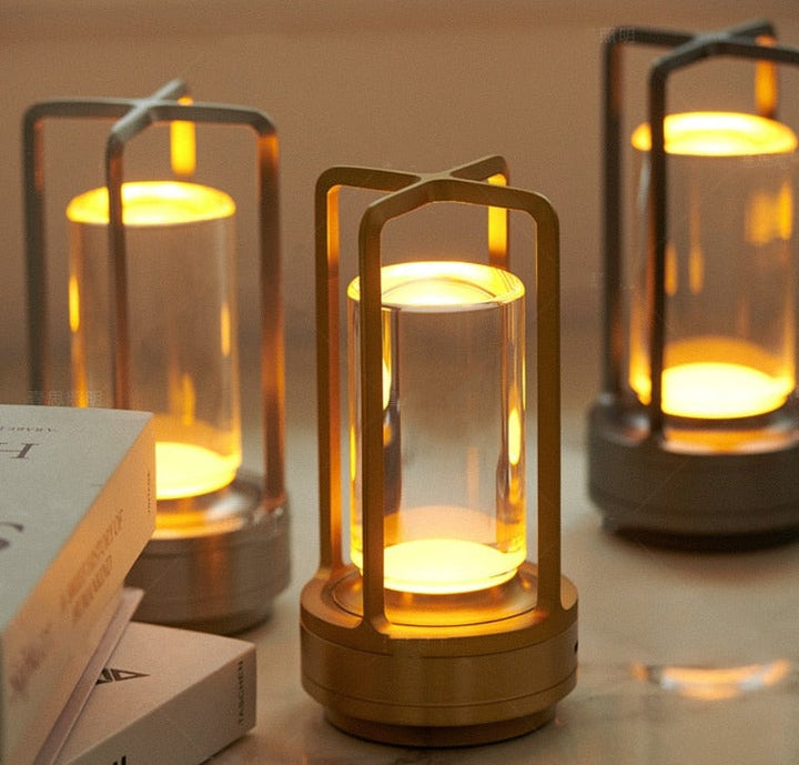 Produktvisning av en portabel, uppladdningsbar och dimbar bordslampa i modern design.