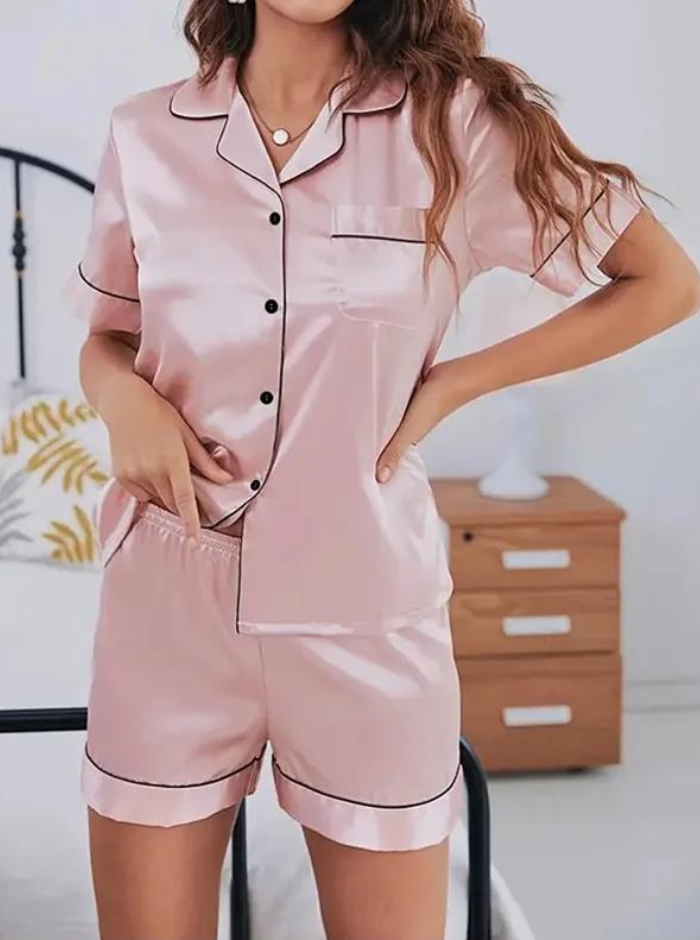 Tvådelat set av polyester som dam pyjamas, sidenstil för sommarkvällar.