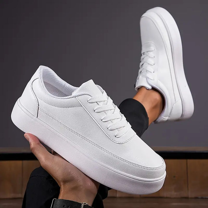 Minimalistiska vita herrskateskor, stilrena sneakers för komfort och vardagsbruk.
