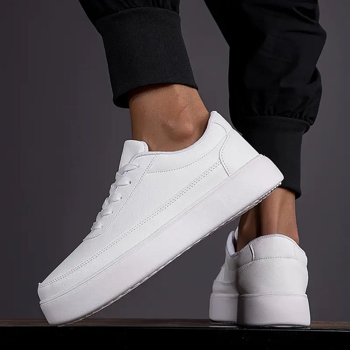 Bekväma sportiga herrskor, vita skatesneakers med bra grepp och modern design.