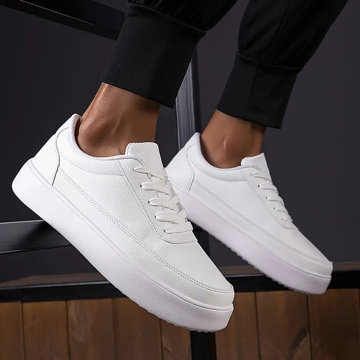 Fräscha minimalistiska skateskor för män, vita sneakers perfekta för en stilren och sportig look.