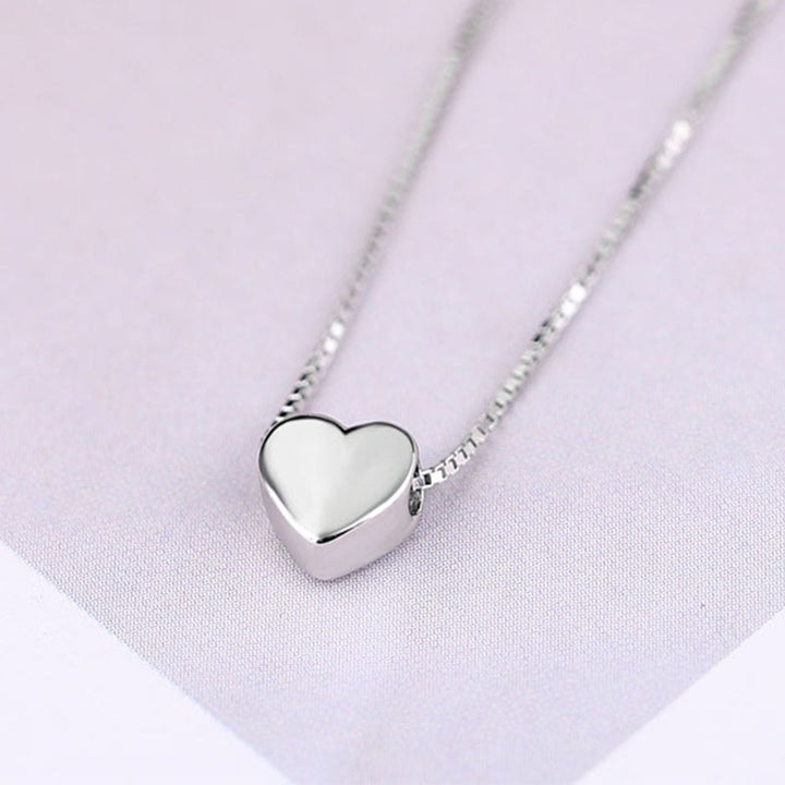 Minimalistiskt silverfärgat damhalsband med kärlekshjärta. Elegant smycke, perfekt present.