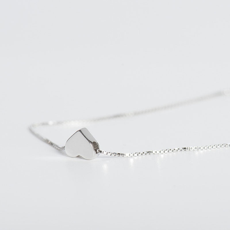 Silverfärgat damhalsband med diskret kärlekshjärta. Tidlöst smycke för vardag & fest.