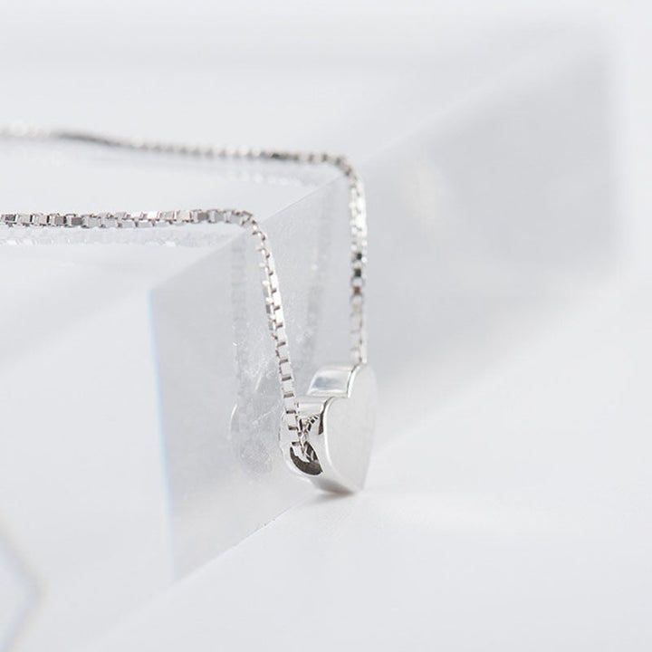Elegant silverfärgat hjärthalsband, en perfekt present till henne. Minimalistiskt damhalsband.