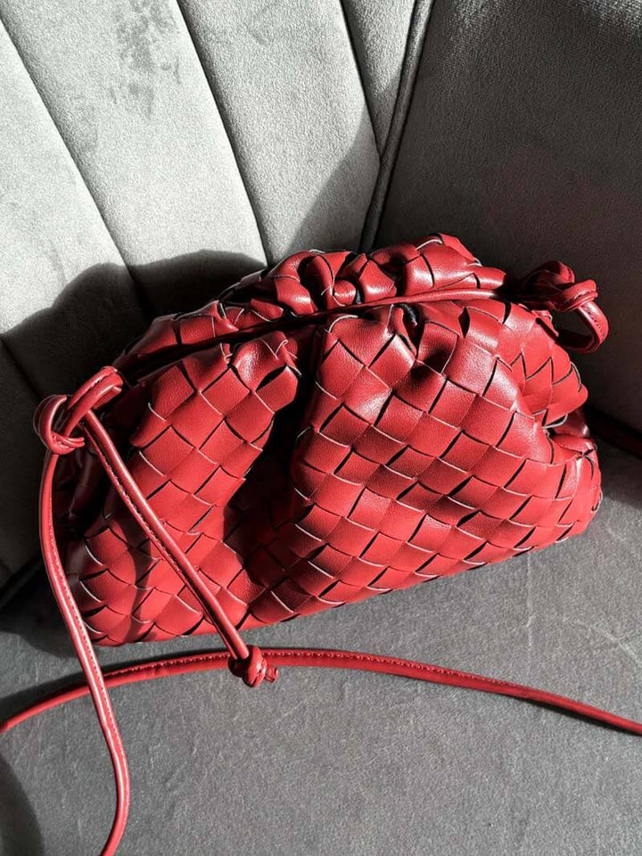 Stängd miniväska i svart vävd PU-läderstil med vintagekänsla, stilren damhandväska.