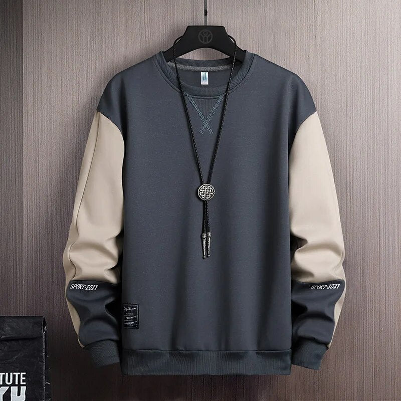 Herrhoodie i mjukt, bekvämt material för avslappnad vardag. Trendig och mångsidig casual tröja för höst- och vårmode.