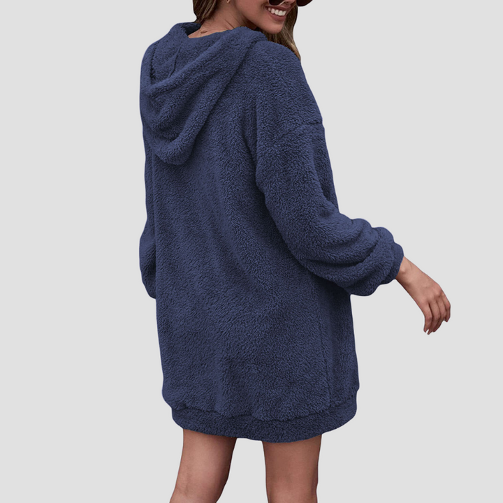 Marinblå dam hoodie med huva. Bekväm och stilren för höst och vinter.