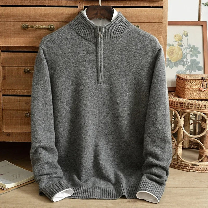 Stilren herrtröja med turtleneck, idealisk för vintermode. Varm och elegant.