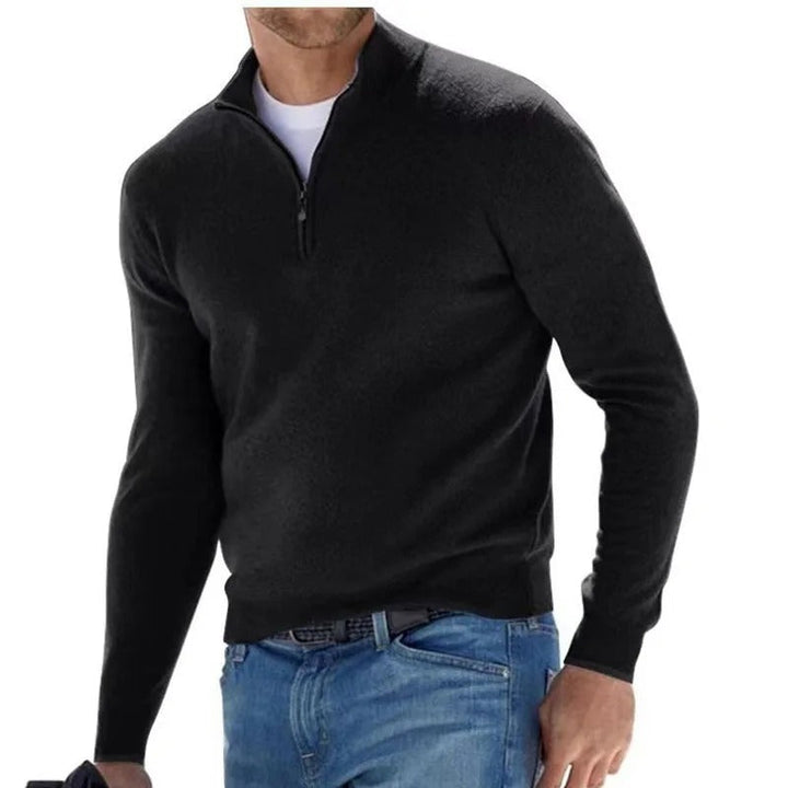 Herrpullover med turtleneck i mjukt material. Bekväm & varm för höst & vinter, ett vardagsplagg.