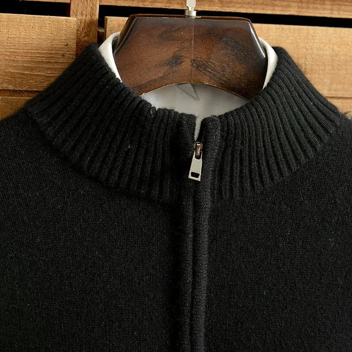 Elegant herrtröja för män med hög turtleneck. Perfekt för stilren och varm vinterlook.