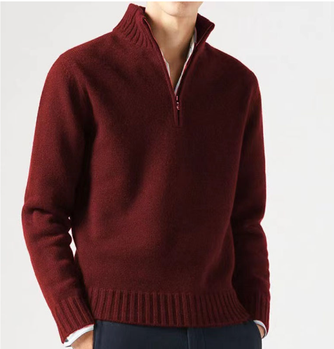 Klassisk enfärgad herrtröja med turtleneck. Elegant och varm för kyligare dagar.