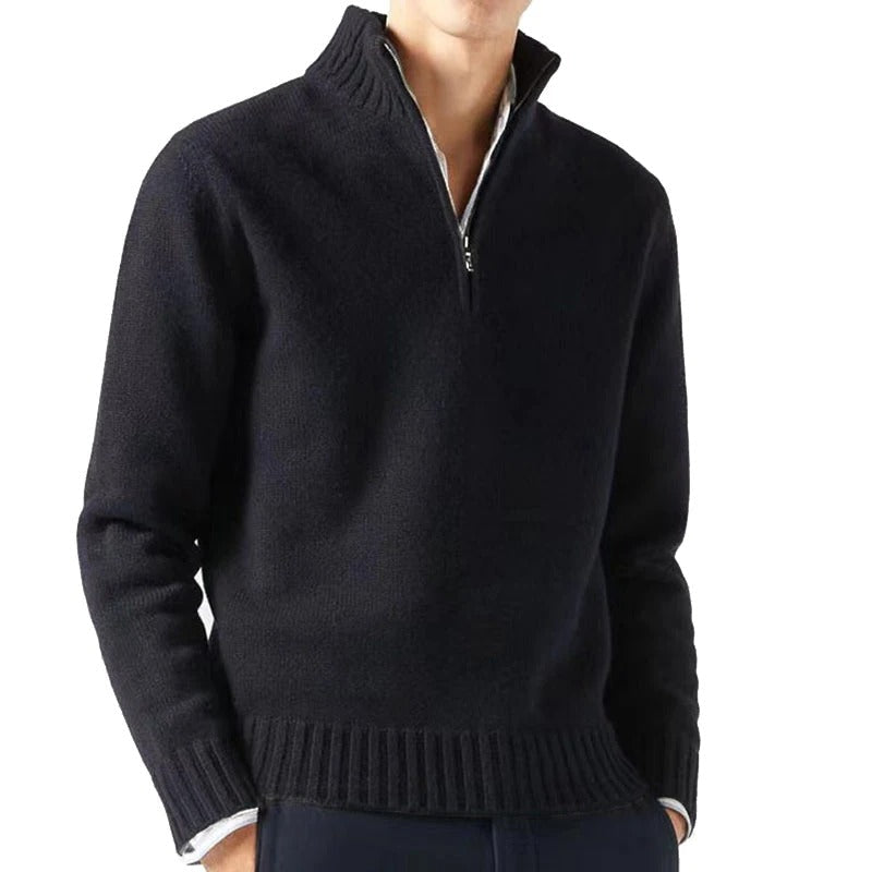Elegant, enfärgad herrtröja med turtleneck. Långärmad för komfort & vardagsplagg.