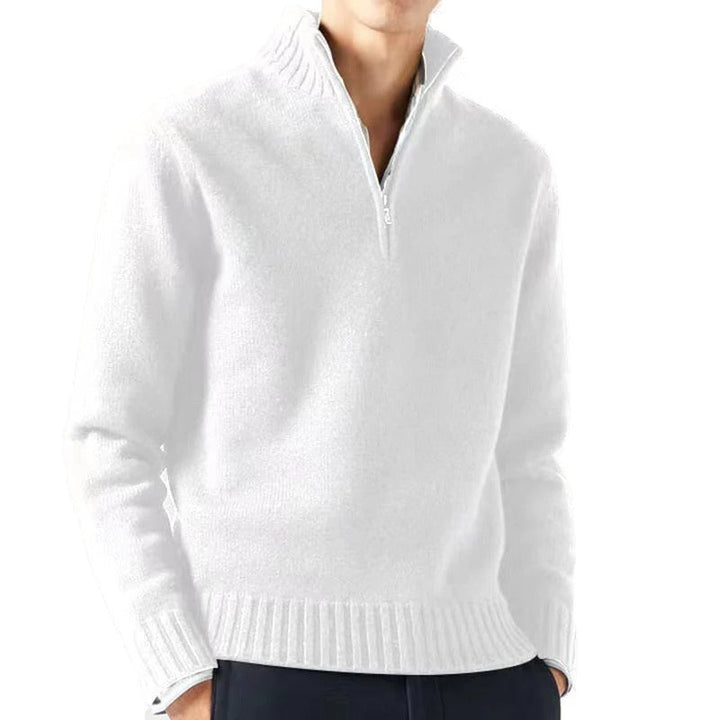Komfortabel herrtröja med turtleneck. Mjuk och varm, perfekt för vintermode.