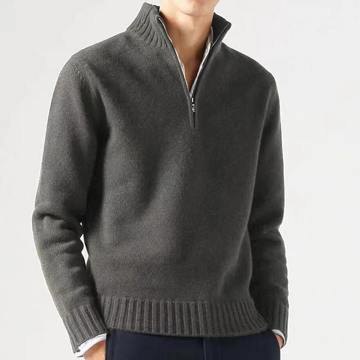 Herrtröja med mjuk turtleneck, utmärkt för kyliga dagar. Varm och bekväm höst-/vintertröja.