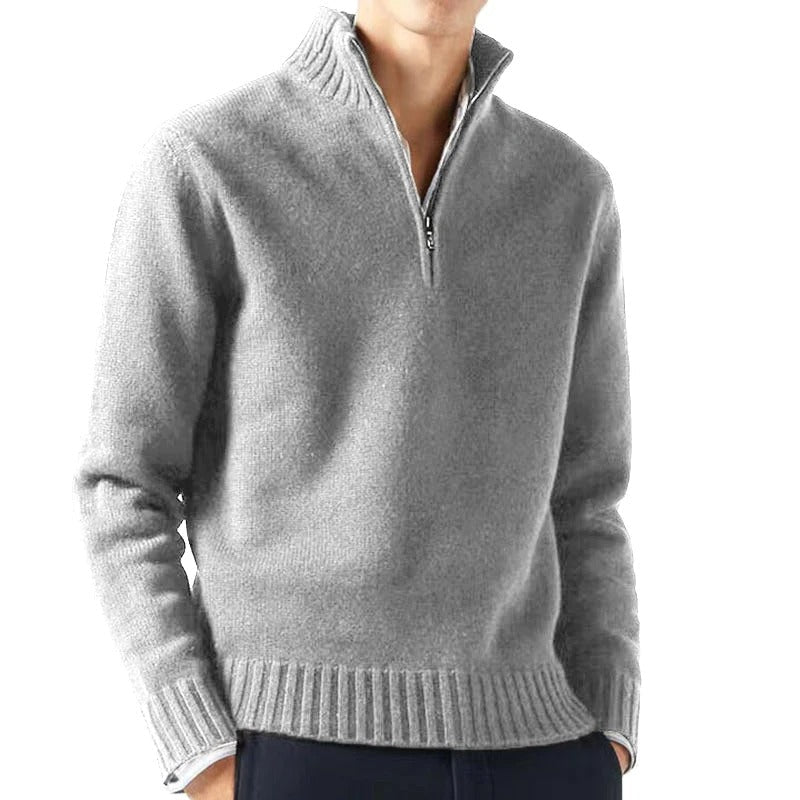 Elegant herrtröja med hög krage, perfekt för en varm och stilren look under vintern.