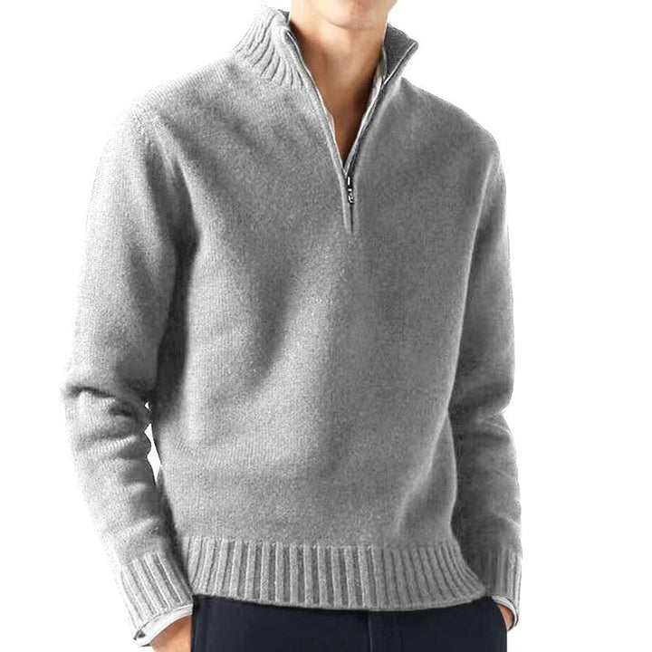 Elegant herrtröja med hög krage, perfekt för en varm och stilren look under vintern.