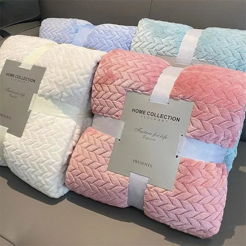 Närbild på den fluffiga texturen av denna mysiga korallfilt i sammet, perfekt för kalla dagar.