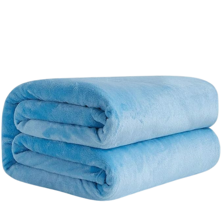 Barn som leker under en stor, multifärgad korallfleece filt.