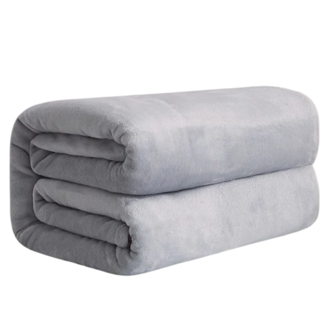 Modell som sveper in sig i en varm, multifärgad korallfleece pläd.