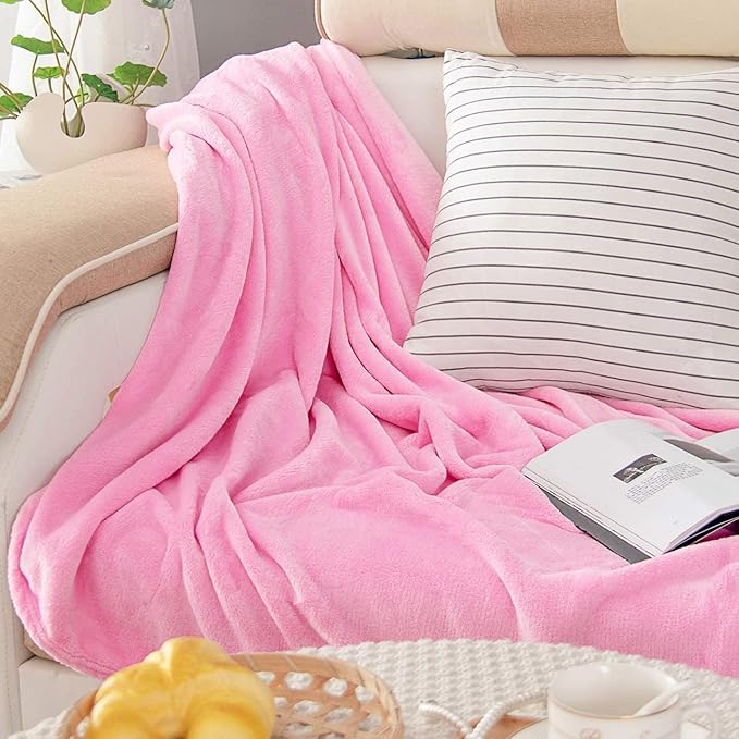 Presentförpackad multifärgad korallfleece filt, en uppskattad present.