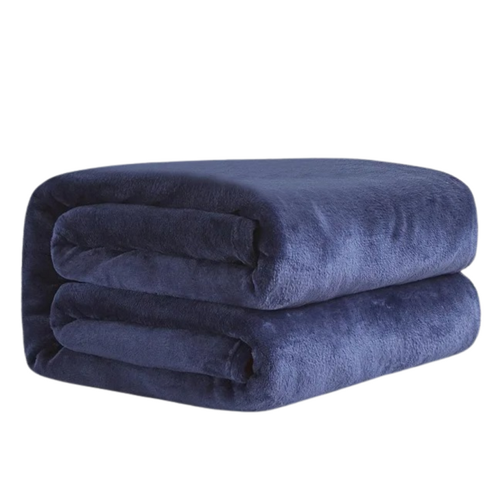 Närbild på den fluffiga ytan av en flerfärgad korallfleece filt, en mysig pläd.